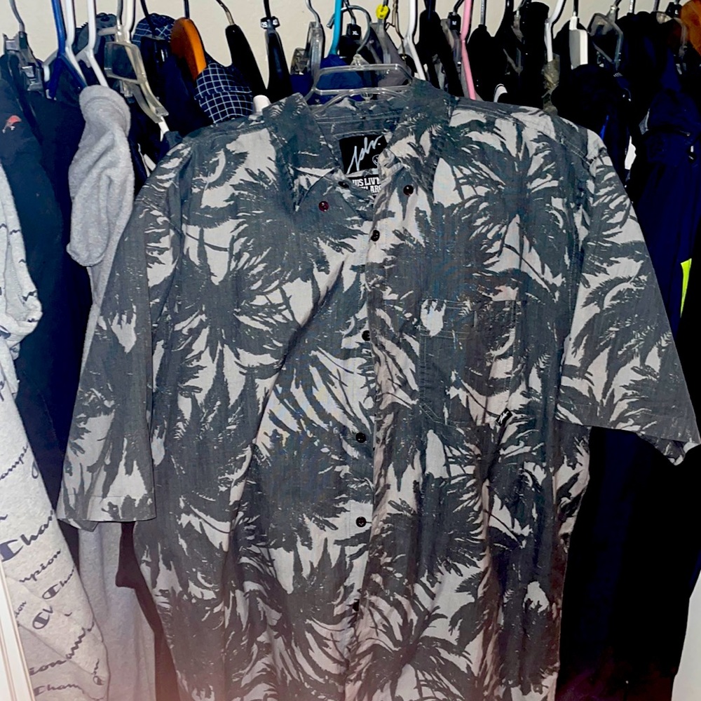 Jsvl button up
